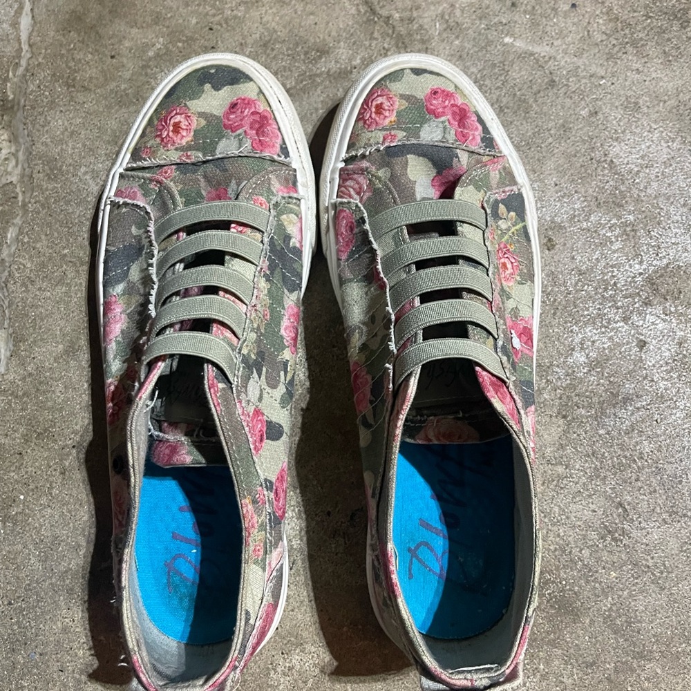Floral Blowfish ship on shoes. Size 8